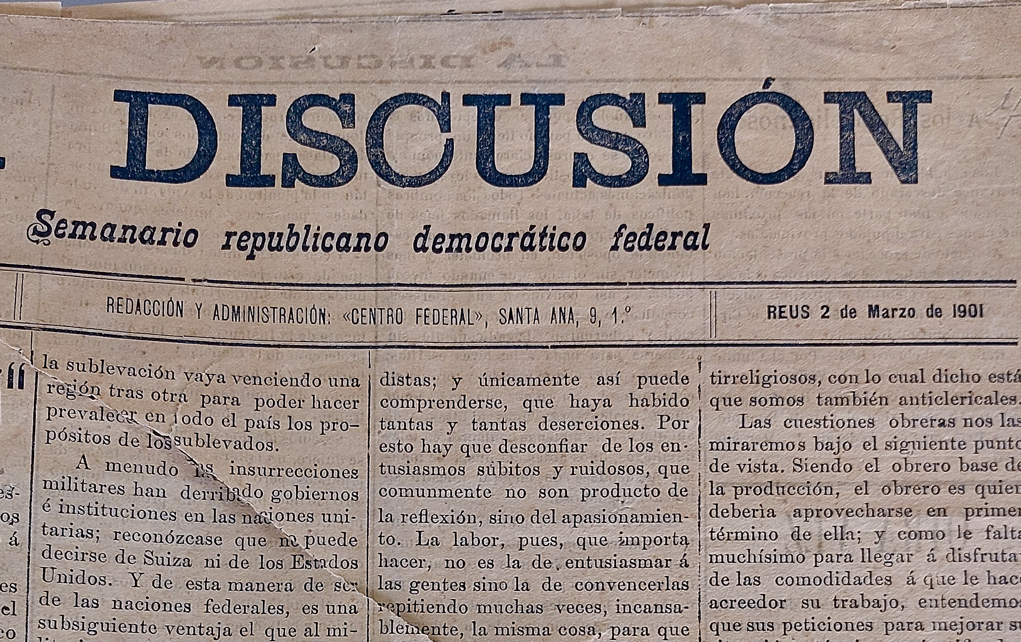 Ein gelblich, zerknittertes Zeitungsblatt mit schwarzer Tinte, das die Schlagzeile "Semanario Repúblicano Democrático Federal" und das Wort "Diskussion" trägt.