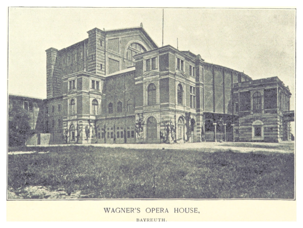 Schwarzes und weißes Foto von Wagners Opernhaus in Bayreuth, mit Menschen davorstehend, umgeben von Bäumen und einem klaren Himmel; Text unten.