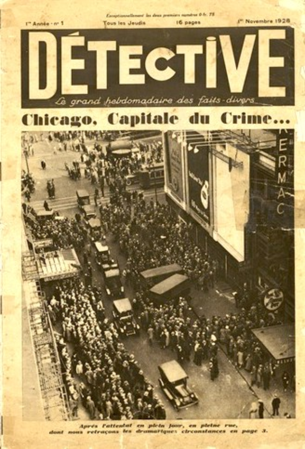 Schwarzes und wei├čes Foto einer alten Zeitung mit der ├ťberschrift "Detektiv, Chicago, Hauptstadt der Verbrechen" mit einer Menge Menschen und Fahrzeugen auf einer Stra├če mit Geb├Ąuden im Hintergrund.