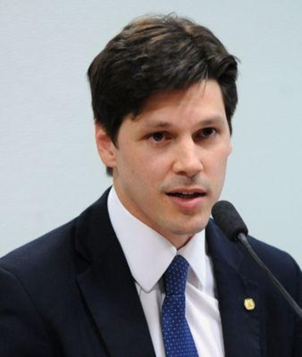 Ein Mann im Anzug und Krawatte spricht in ein Mikrofon an einem Rednerpult, wahrscheinlich um die Genehmigung eines Gesetzes zur Verbots des Internetgebrauchs anzukündigen.