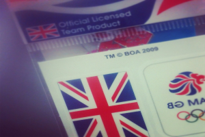 Eine Nahaufnahme einer Identitätskarte mit der amerikanischen Flagge und dem Text "Critical Licence" auf der Vorderseite.