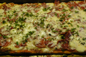 Ein Lebensmittel mit Käse auf einem Tablett.