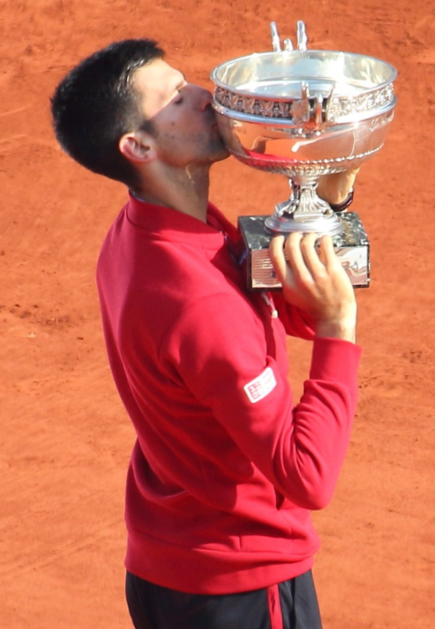 Novak Djokovic hält den French-Open-Pokal und küsst ihn nach dem Sieg gegen Rafael Nadal im Herrensingelfinale.