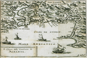 Eine alte Karte des Mittelmeeres mit Booten im Vordergrund und Text auf dem Papier.