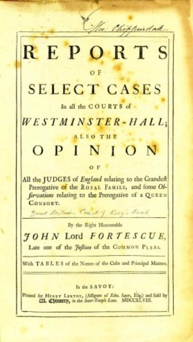 Ein in Leder gebundenes Buch mit dem Titel 'Berichte über ausgewählte Fälle in den Gerichten von Westminster-Hall sowie die Meinung von John Lord Fortescue' ist geöffnet und zeigt eine Seite mit schwarzer Tinte.