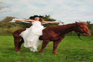 Ein Mädchen in weißer Hose und schwarzer Mütze lächelt, während es auf einem Pferd in einem grasbewachsenen Bereich mit Bäumen und Büschen im Hintergrund reitet, wobei auf der rechten Seite des Bildes Text zu sehen ist.