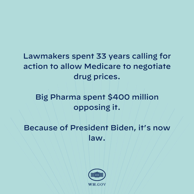 Blauer Hintergrund mit fetter weißer Schrift, die den Text 'Lawmakers Spent 33 Years Calling for Action to Allow Medicare to Negotiate Drug Prices' und ein Logo unten zeigt.