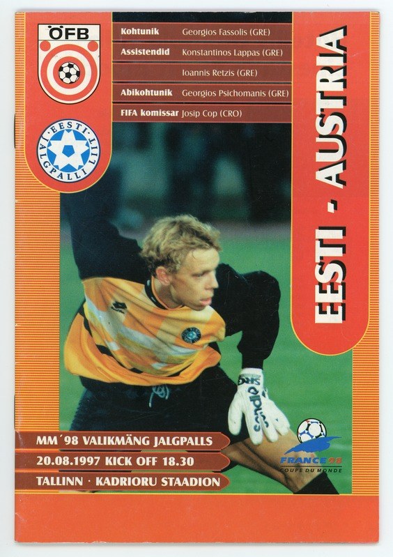 Fußballkarte aus der FIFA-Weltmeisterschaft 1998 in Deutschland mit einem Spieler in einem Trikot mit entschlossener Miene, vor einem hellblauen Himmel mit weißen Wolken.