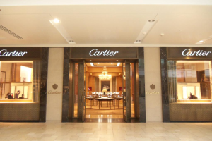 Ein Hotel mit einer Glastür in der Mitte, das einen Tisch im Inneren hat.