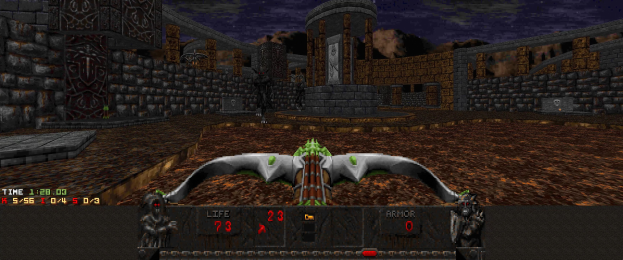 Eine Dungeon-Szene in *Dungeon Master II* mit einem Drachen in der Mitte, umgeben von Wänden, Säulen und Gegenständen, mit Spielerdaten unten.