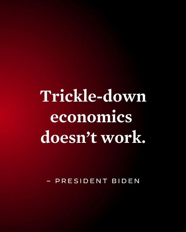 Plakat mit fetter schwarzer Schrift "Trickle-Down Economics Works Not" auf einem weißen Hintergrund, eingerahmt von einem dünnen schwarzen Rand, begleitet von einem Zitat des Präsidenten.