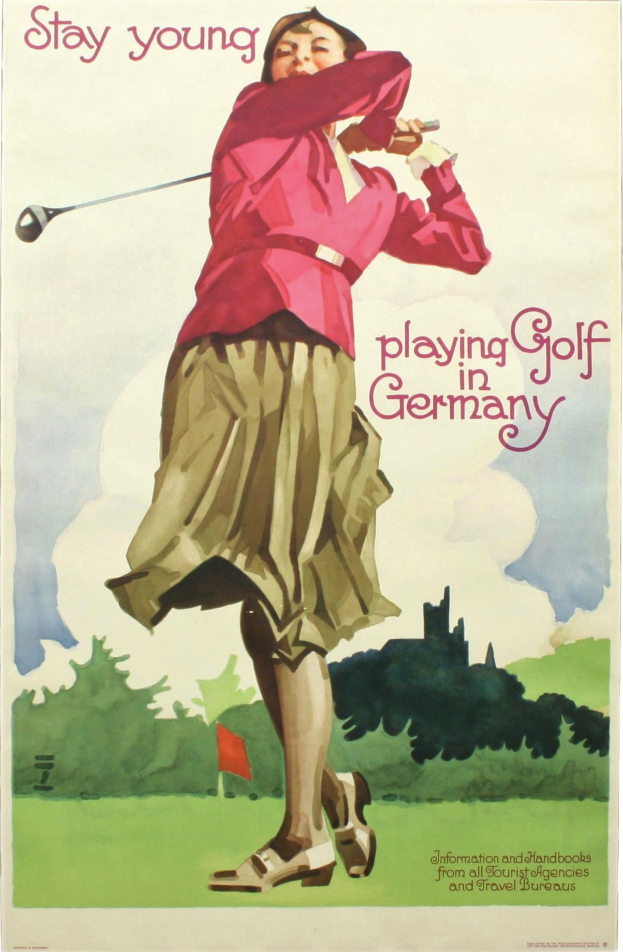 Eine Frau steht mit einem Golfschläger auf einem Course mit einer Fahne im Hintergrund, umgeben von Bäumen, mit Text, der wahrscheinlich den Golfplatz beschreibt.