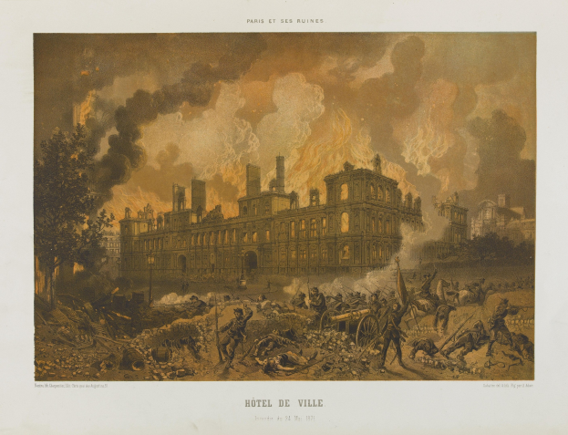 Chaotische Straßenszene vor dem Hotel de Ville in Paris während der Französischen Revolution, mit Menschen, Pferden, Karren, Gebäuden, Bäumen und Rauch, mit französischer Schrift am unteren Rand.