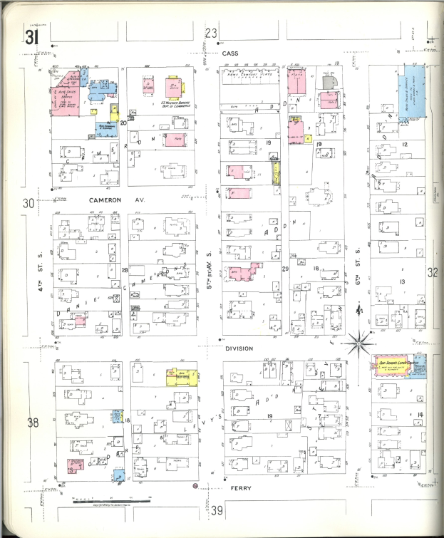 Ein abgenutztes Buch mit einer Stadtkarte aus den 1920er Jahren auf dem Cover, das Straßen, Gebäude, Parks und Sehenswürdigkeiten mit begleitendem Text zeigt.