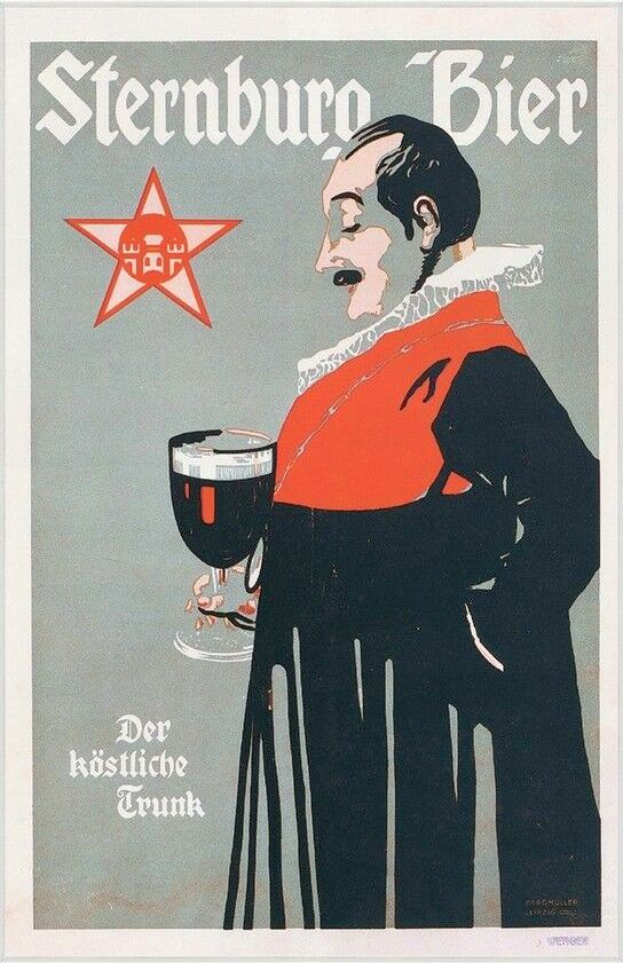 Ein Mann hält ein Glas Sternburg Bier, ein deutsches Bier, mit einem Plakat, das Text über das Bier und seine Herkunft enthält.