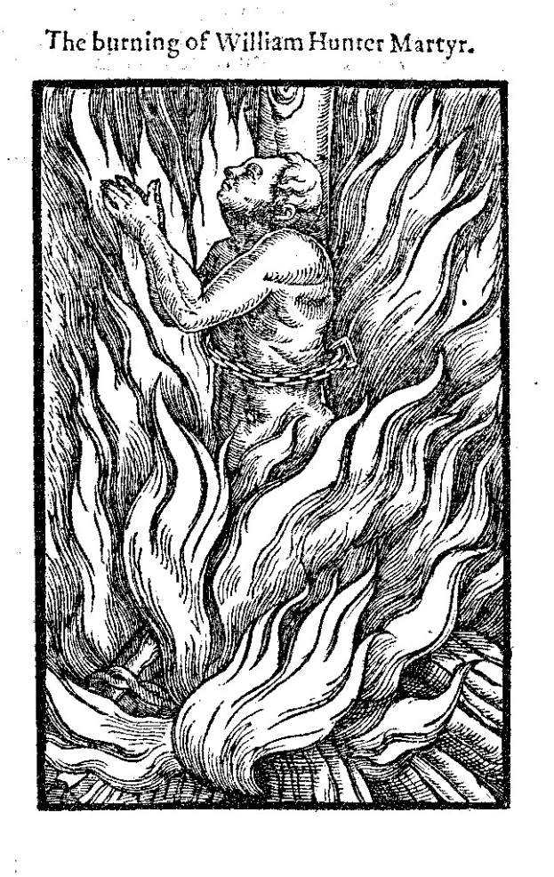 Schwarze und weiße Zeichnung einer Person, die von hellen orangefarbenen und gelben Flammen umgeben ist, mit verschränkten Händen und geschlossenen Augen, betitelt mit "Die Verbrennung von William Hunter, dem Märtyrer."