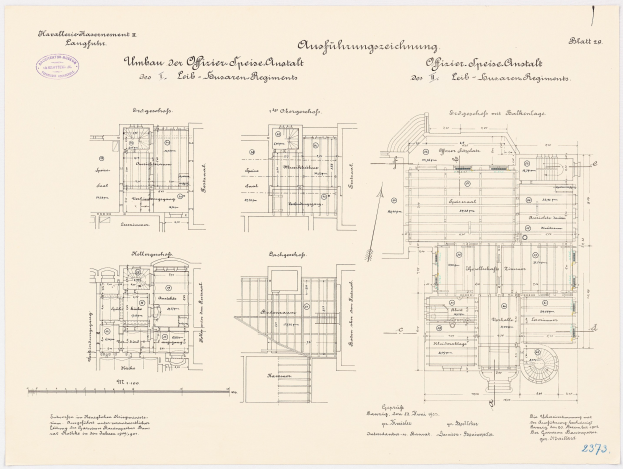 Ein detaillierter Grundrissplan des ehemaligen Bundeskanzleramts, der den Aufbau des Gebäudes mit verschiedenen Räumen und Textanmerkungen zeigt.