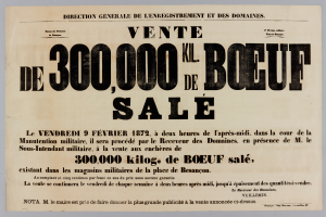Eine alte Werbung auf Papier mit dem Text "Vente de 300,000 Kil Kil de Boeuf Sale" vor einer Wand als Hintergrund.