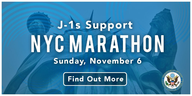 Plakat, das den New York City Marathon bewirbt, mit dem Text "j-1s unterstützen NYC Marathon" und dem Logo des Events, das am Sonntag, den 6. November, stattfindet.