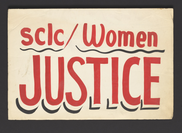 Ein Plakat mit den Worten 'scic/Frauenjustiz' in fetten schwarzen Buchstaben auf einem weißen Hintergrund, eingerahmt von einem schwarzen Rand.