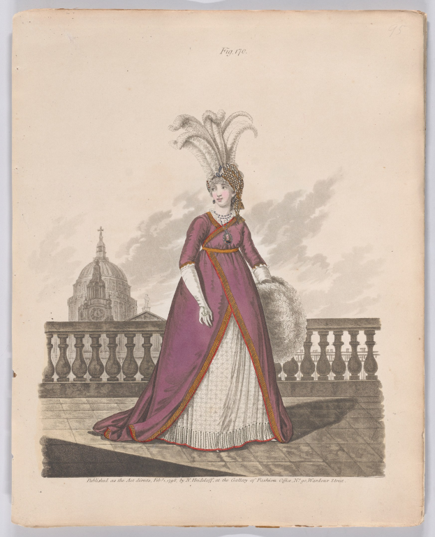 Eine Frau in einem purpurweißen Kleid mit einer Federhaube steht an einem Geländer, mit einem Gebäude und Wolken im Hintergrund, überlagert mit dem Text "Fashion of New York, New York Street, 1790."