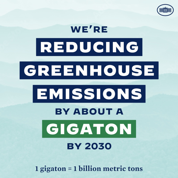 Plakat mit Text und Logo, das 'Wir reduzieren die Treibhausgasemissionen um etwa eine Gigatonne bis 2030' besagt und für eine signifikante Reduzierung der Treibhausgase bis 2030 wirbt.