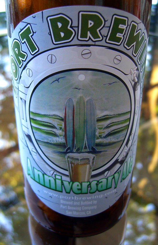 Eine Flasche Port Brewing steht auf einem Tisch.