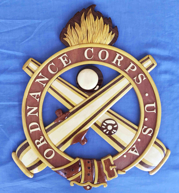 Holzschild mit "Ordnance Corps"-Text, verziert mit einem geschnitzten weißen Stern auf einem navy-Blue-Hintergrund mit goldener Umrandung, auf blauem Stoff montiert.