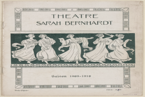 Ein Vintage-Plakat des Theaters Sarah Bernhardt aus dem Jahr 1909-1910, das eine Gruppe von Frauen in der Mitte zeigt und Text, der das Theater und seine Darsteller beschreibt.