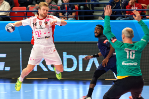 Eine Gruppe von Männern, die auf einem Handballfeld Handball spielen, mit einem Ball in der Mitte der Aktion und Zuschauern im Hintergrund bei der Futsal-Weltmeisterschaft 2019, mit einem Schild, auf dem "Bayern München gegen Paris Saint-Germain" steht.