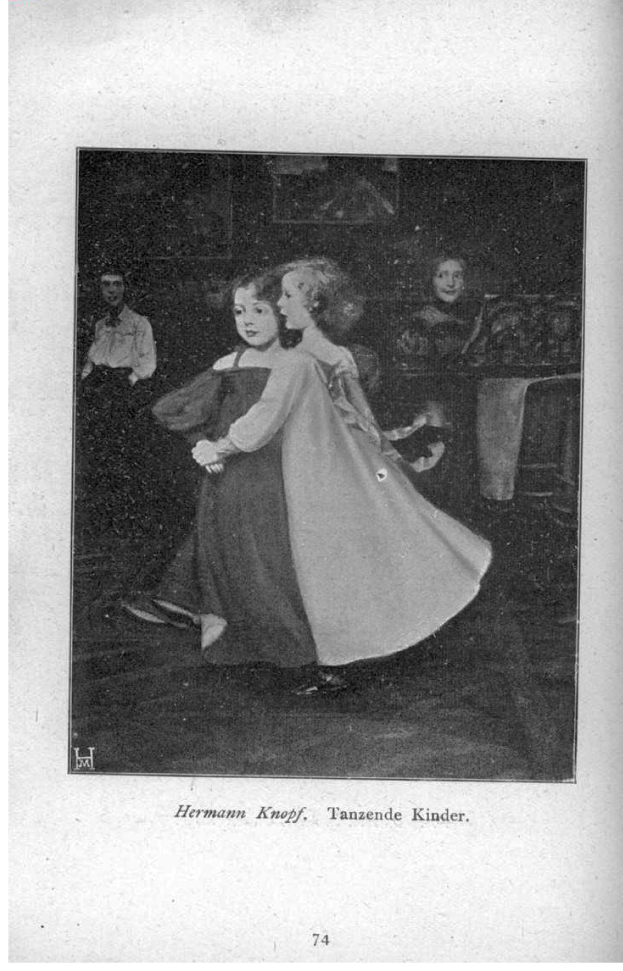 Zwei junge Mädchen tanzen in einem Raum, mit ein paar Menschen im Hintergrund, Schwarz-Weiß-Foto, Text unten lautet "Hermann Knopf, Tanzende Kinder".