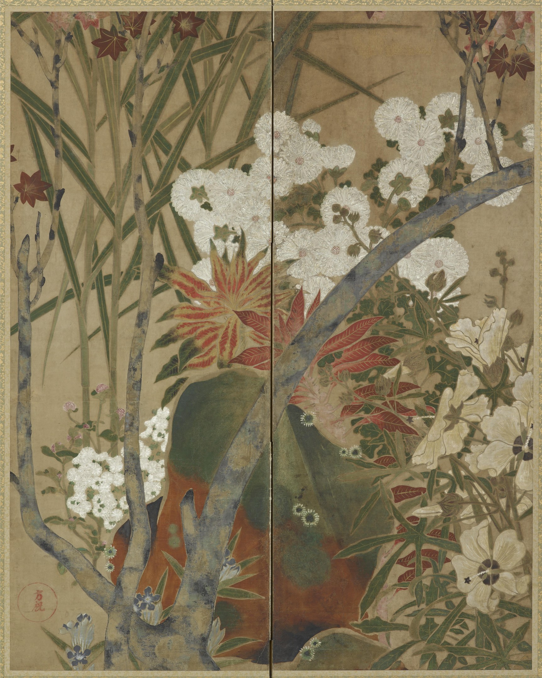 Ein japanischer Bildschirm mit einer leuchtenden Malerei von Blumen und Pflanzen in detaillierter Ausführung vor einer üppigen Landschaft.