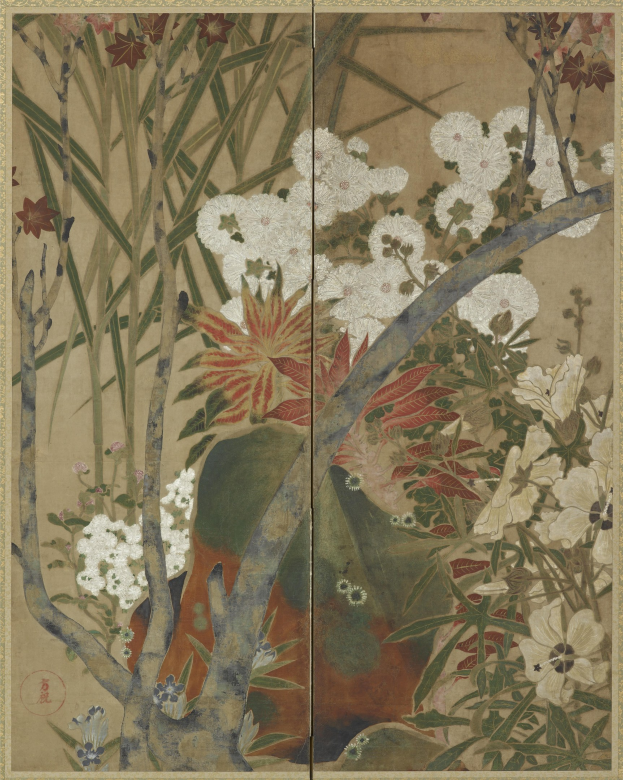 Ein japanischer Bildschirm mit einer leuchtenden Malerei von Blumen und Pflanzen in detaillierter Ausführung vor einer üppigen Landschaft.