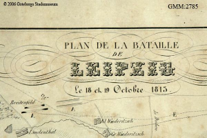 Ein detailliertes altes Schlachtfeld von Leipzig, das verschiedene Schlachten zeigt und mit Text über das Datum, die Uhrzeit und den Ort annotiert ist.