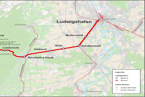 Eine Karte von Ludwigshafen, Deutschland, mit einer roten Linie, die die Bahnroute anzeigt und Text, der die Länge, Entfernung und Sehenswürdigkeiten der Bahn beschreibt.