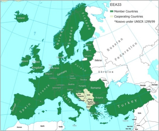 Ein Plakat, das eine detaillierte Karte von Europa zeigt, auf der die Mitgliedstaaten der Europäischen Union einschließlich ihrer Grenzen, wichtiger Städte, Flüsse und geografischer Merkmale hervorgehoben sind, sowie zusätzlicher Text, der Länderinformationen und Grenzangaben enthält.