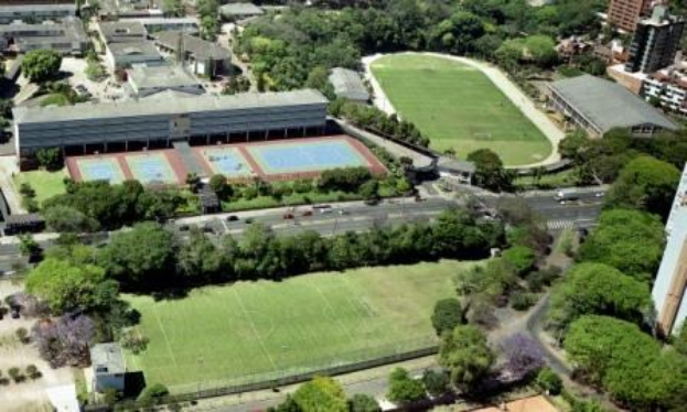 Luftaufnahme eines Fußballfelds in einer städtischen Umgebung, umgeben von Bäumen, Gebäuden und Fahrzeugen, auf dem Campus der Universität Sydney als Teil eines neuen Sportkomplexes.
