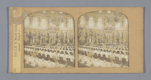Altes Foto eines großen Raums mit Tischen, Stühlen, Kronleuchtern und Fenstern, beschriftet mit "Sale a Manger, Grand Hotel" links.