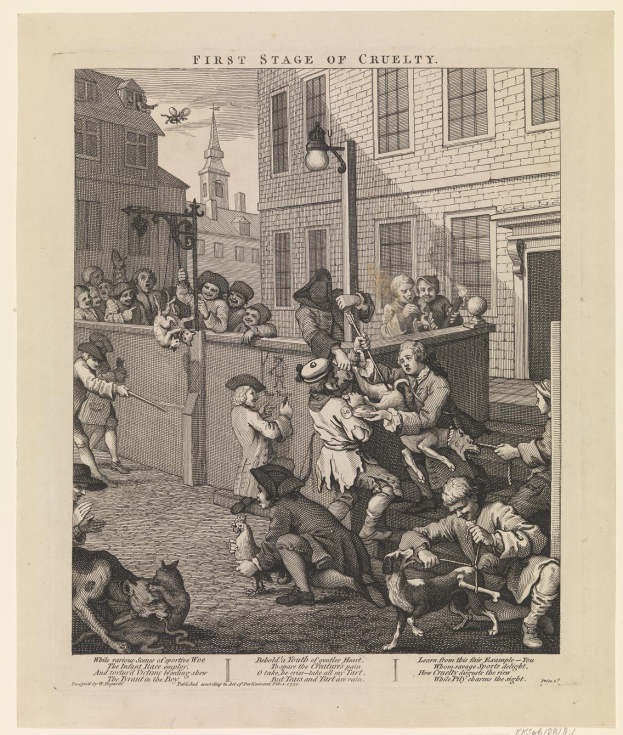 Eine Gruppe von Menschen und Tieren versammelt sich vor einem Gebäude mit Fenstern, einem Laternenpfahl und einem Himmel im Hintergrund, mit einem Text unten, der 'Erste Stufe der Grausamkeit' lautet.
