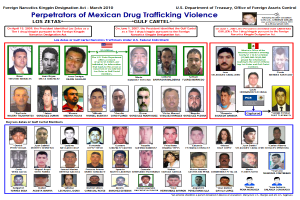 Ein Plakat mit einem hellblauen Hintergrund, auf dem Bilder verschiedener Personen und der fettgedruckten, schwarzen Schrift "Täter mexikanischer Drogenhandel Gewalt" in der Mitte zu sehen sind.