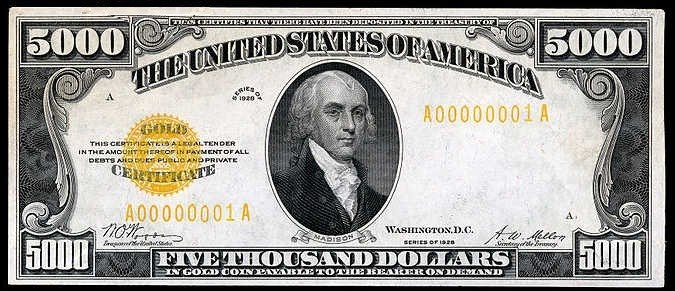 Ein schwarzer Hintergrund mit einer US-Fünfausend-Dollar-Note mit einem Porträt von George Washington und der Aufschrift "Vereinigte Staaten" und "Fünftausend Dollar."