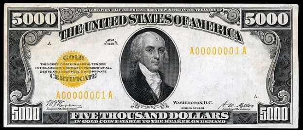 Ein schwarzer Hintergrund mit einer US-Fünfausend-Dollar-Note mit einem Porträt von George Washington und der Aufschrift "Vereinigte Staaten" und "Fünftausend Dollar."