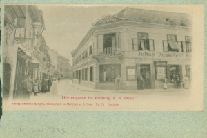 Schwarz-weiß-Straßenszene in Marburg, Deutschland, mit Gebäuden, Passanten und Himmel, mit Text unten.