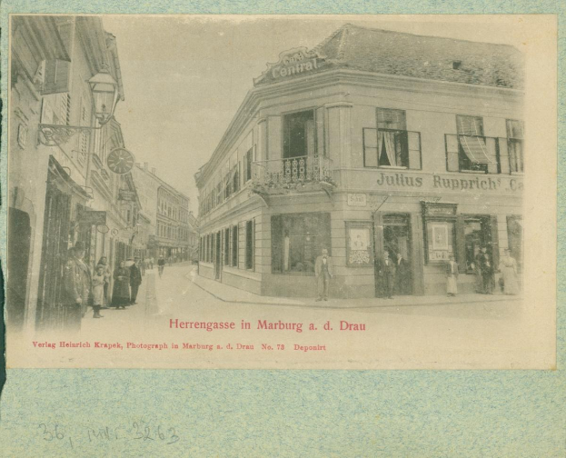Schwarz-weiß-Straßenszene in Marburg, Deutschland, mit Gebäuden, Passanten und Himmel, mit Text unten.