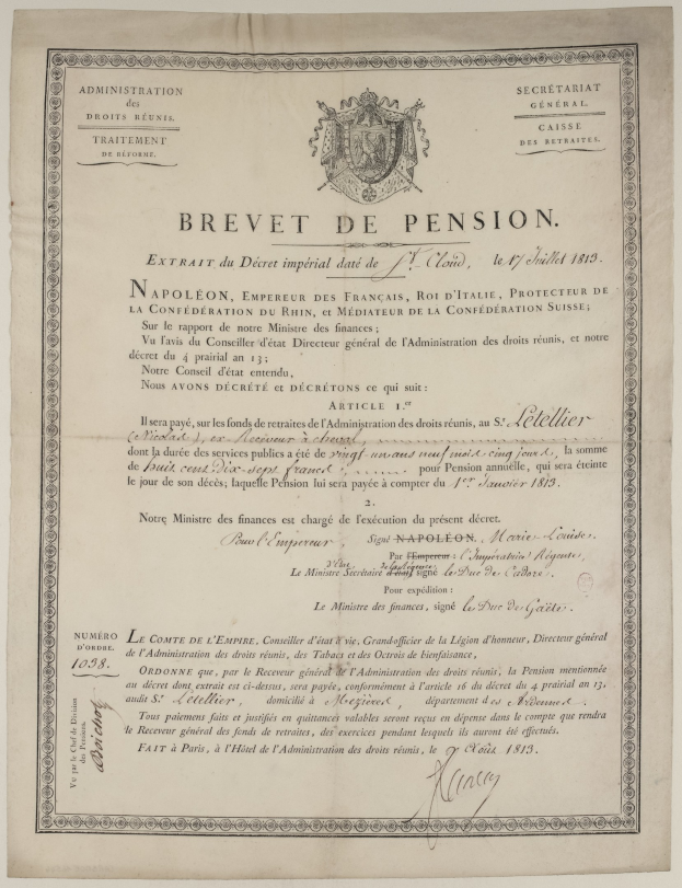 Schwarz-weißes Rentenzertifikat mit einem Porträt eines Mannes, französischem Text 'brevet de pension' und einem Logo.