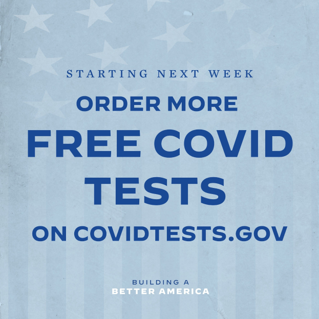 Plakat mit weißer Schrift auf blauem Hintergrund, das "Ab nächster Woche mehr kostenlose Covid-Tests auf CovidTests.gov bestellen" auffordert