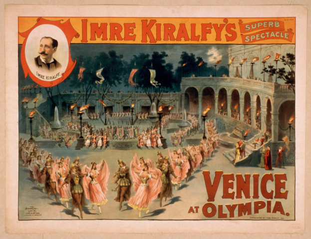 Plakat für Imre Kiralfys Super-Spektakel in Venedig in der Olympia, das kostümierte Künstler vor einem gebogenen und säulengeschmückten Gebäude mit Laternen und Bäumen im Hintergrund zeigt.