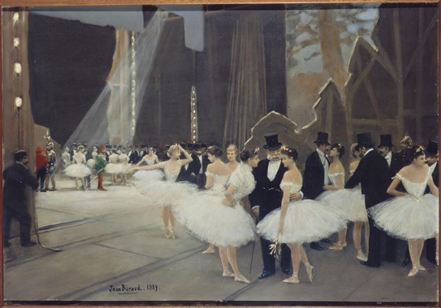 Ein Gemälde namens "Tanz an der Oper" von Jean Beraud aus dem Jahr 1889, das eine Gruppe von Tänzerinnen in weißen Tutus und Hüten auf einer Bühne zeigt, beleuchtet von Lichtern und eingerahmt von einem Foto.