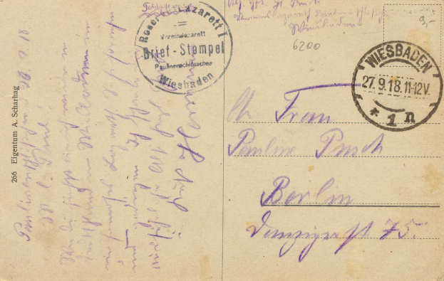 Alte Postkarte mit einem violetten Stempel, der "Wiesbaden, Deutschland - 1. Weltkrieg" und handgeschriebene Texte trägt.
