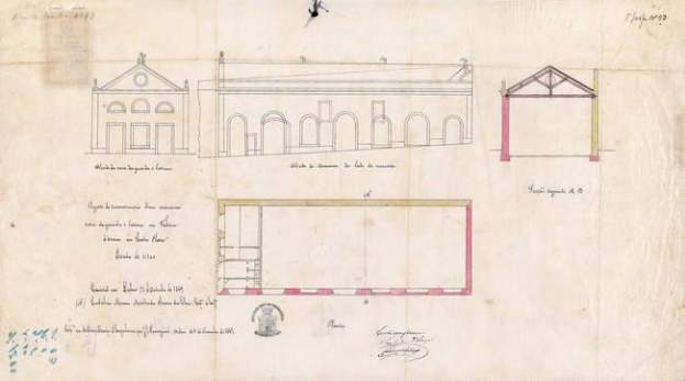 Ein detaillierter Architekturplan eines mehrfenstrigen Gebäudes, wahrscheinlich ein Schulgrundriss, mit Anmerkungen auf einem Blatt Papier.
